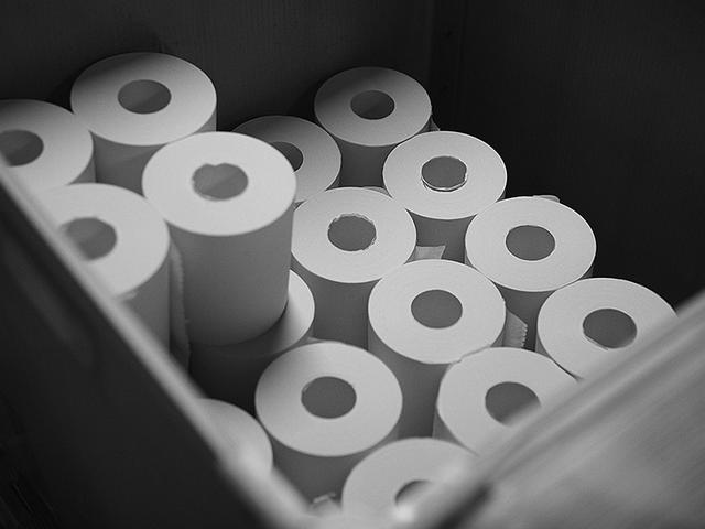 画像: 完成し、箱詰めされて出荷を待つトイレットペーパー