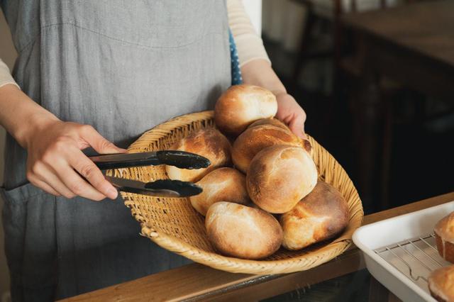 画像: 「丸パン」は食パンと同じ生地を丸く焼いたもの。乳製品と相性がよく、アイスをのせて食べたり、グラタンなどのお料理に合わせる人も。サンドイッチにもぴったり