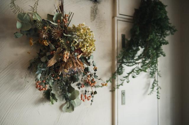 画像: 愛らしいスワッグが壁を彩る。姉妹のご友人の花屋さんが「『粉花』らしいもの、季節に合ったもの」を拵えてくれるのだそう