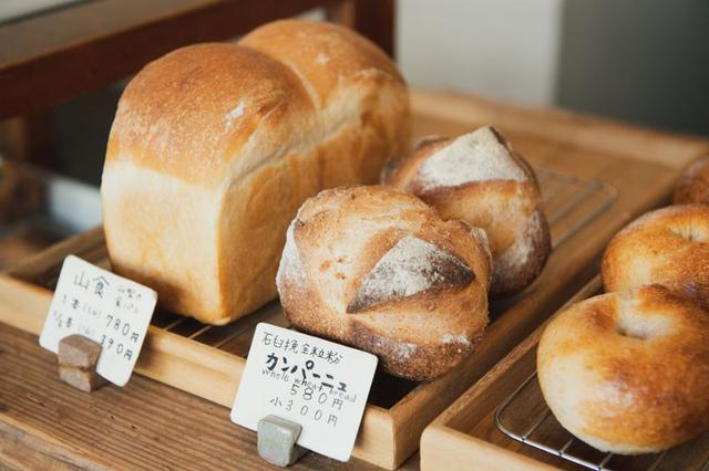 画像: パンや焼き菓子など20種類ほどを毎日焼き上げる。パンの種類が最も多く揃うのは11時頃。土曜はお昼過ぎに完売してしまうこともあるそう