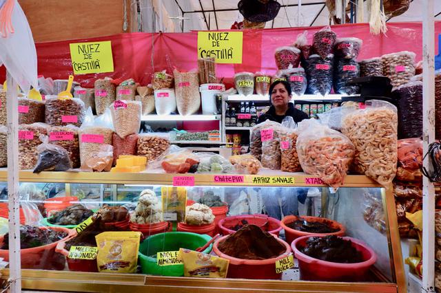 画像: メキシコシティでは、食品のメルカド(市場)にも足を運びました。こちらのお店では、メキシコのポピュラーだという豆菓子を購入。思えばここでは、あらかじめの個包装はせず今も量り売りが日常。日本でも取り戻したい慣習ですね