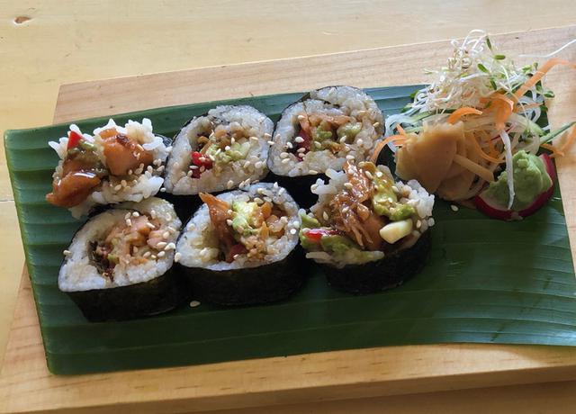 画像: 私のお気に入りのメニューのひとつ、照り焼きサーモンロール。具はもちろん、お米や海苔までちゃんとおいしい。お手製の”ガリ”もついています!