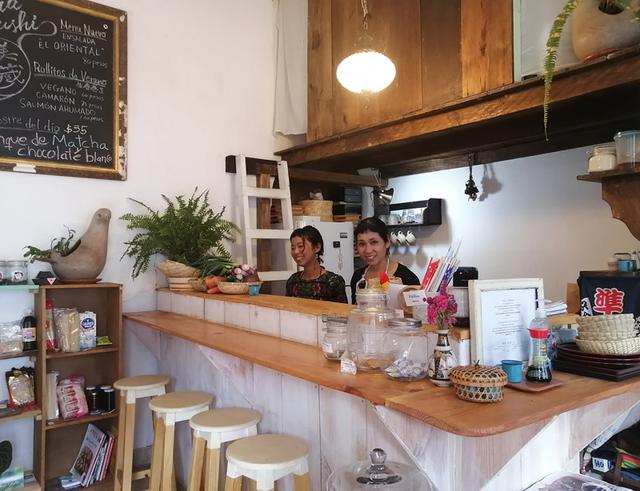 画像: くらみさこさん(写真右)が営むお店「美蔵すし」にて。カウンターとテーブルが3つの、居心地の良いお店。テイクアウトもOKです
