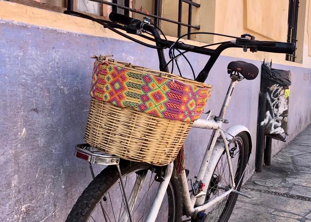 画像: 道端で見つけて、思わず釘付けになった自転車がこちら。サンクリ名物?の竹かごに、色鮮やかなマクラメ編みの飾りが巻かれた、なんともこの土地らしいデコレーション! 拍手を送りたい、素敵な手仕事です