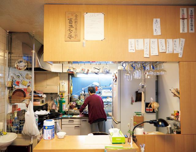 画像: 家族のごはんをつくっていた台所が、いまは猫屋台の厨房。一家でお客さんをもてなしていたように、大量の料理も手際よく