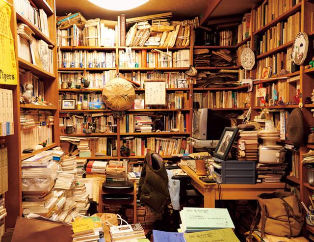 画像: 隆明さんの書斎は、当時のままに残してある。訪れたファンのなかには、ここに入ると感慨のあまり言葉が出ない人も多い