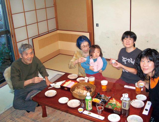 画像: ある年のお正月。ばななさんがお子さんを連れて実家に遊びにきたときは、ハルノさんのお料理で一家団らん