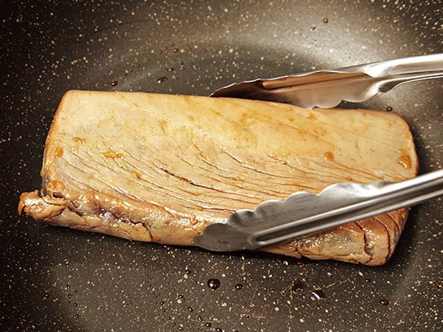 画像: 油をひいたフライパンで、表面に焼き目をつける。しょうゆをからませているので、こがさないように気をつける