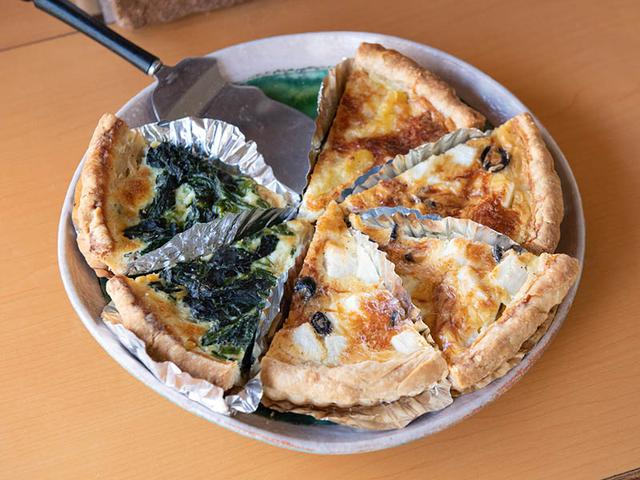 画像: キッシュには有精卵を使い、有機野菜もたっぷり。野菜は八百屋を営む、オーガニック専門の野菜ソムリエさんが運んできてくれる