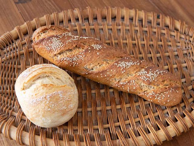 画像: 無農薬栽培のキヌアをはじめ、ライ麦、全粒粉、白ゴマを加えて焼き上げた「キヌアンデス」(右)はキヌアの香ばしさがクセに。玄米と少量のバターが入る「茗荷谷」(左)はふんわり柔らかくやさしい味