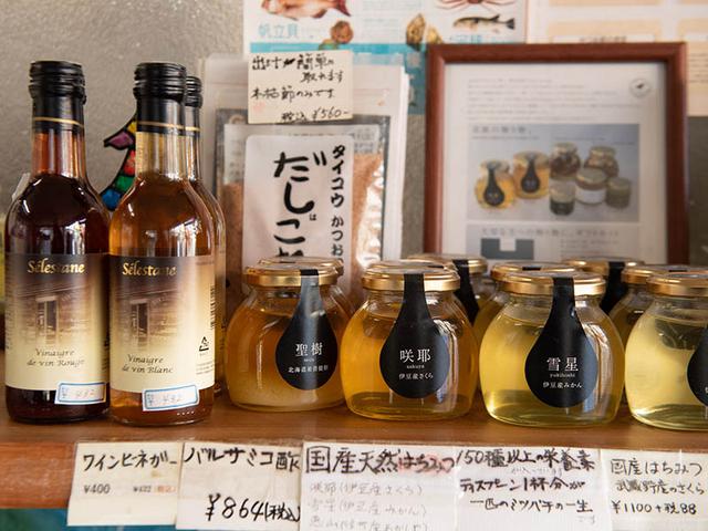 画像: 国産の天然ハチミツは、菩提樹やさくら、みかんなど幅広いラインアップ
