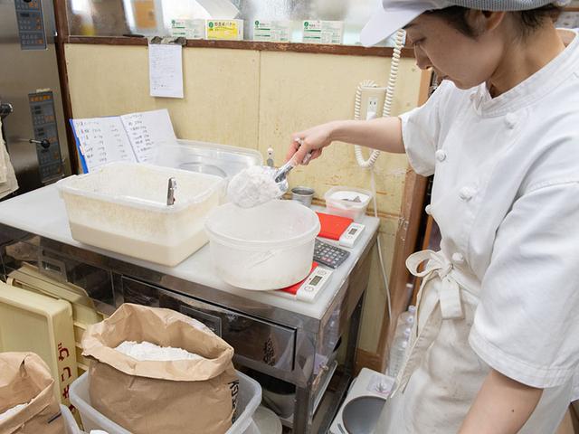 画像: 一日の仕事を始めるとき、スタッフはみな「どうぞよろしくお願いします」と酵母に挨拶する