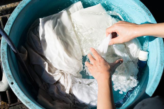 画像: 持参した衣服を水にさらし、染色の準備を