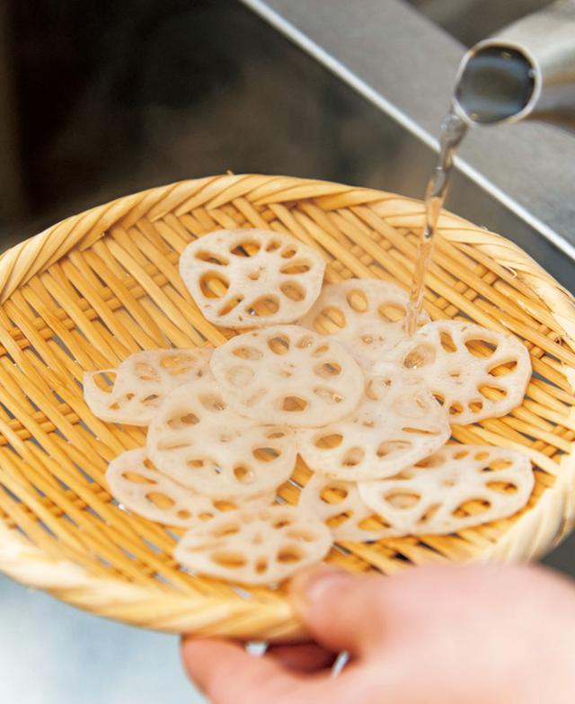 画像: れんこんは加熱しすぎるとねばりけが出るので、薄く切って湯通しする