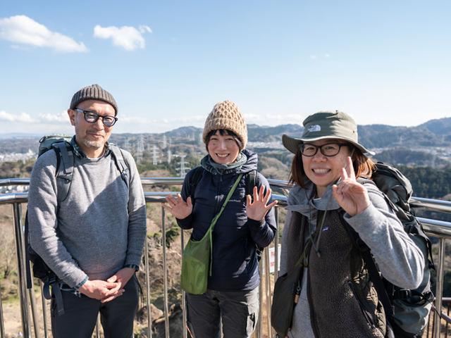 画像: 鷹取山の展望台にて。左からHさん、著者、Yさん