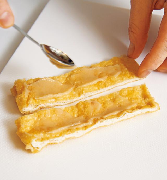 画像: やわらかい白味噌はスプーンの背でのばすと満遍なくぬれる