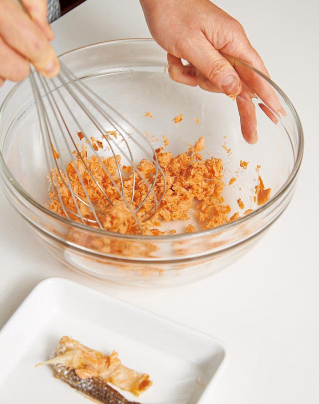 画像: さけの身は、泡立て器を使うと骨や皮が自然に外れて手早くほぐせる