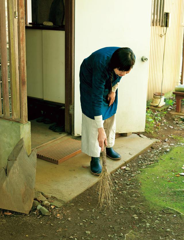 画像: 石田さんが「苔のじゅうたん」と呼ぶ玄関先も手製ほうきでサッとひと掃き
