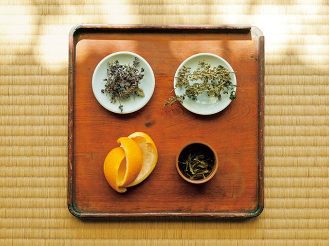 画像: 茶葉やハーブなど。みかんは「隣の家のおじさんが無農薬栽培したもの」