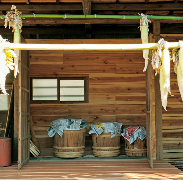 画像: 友人たちとつくった味噌小屋。左から、一年味噌、二年味噌、三年味噌の入った桶