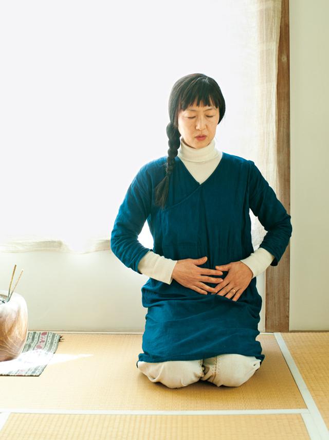 画像: 座って行うのはもちろん、「私は、目覚めたら、お布団の中でやっています」