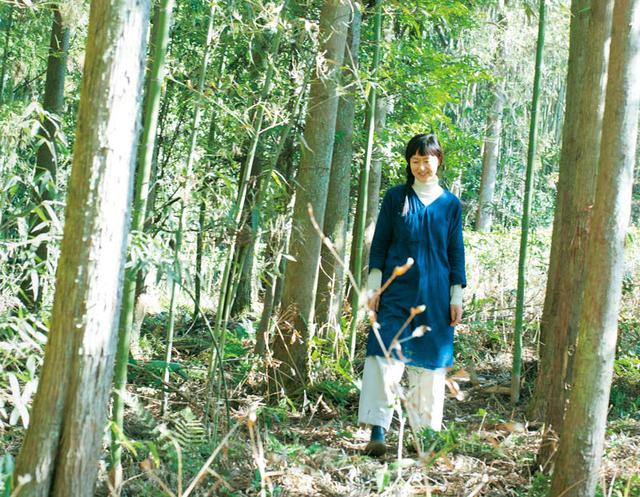 画像: 裏山を歩きながら葉を触ったり、野草をつまんだり。飽きることはない