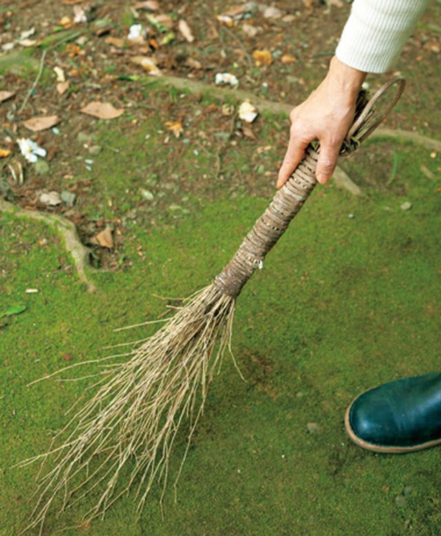画像: ほうきは、竹と藤蔓で手づくりしたもの。小まわりが利いて便利