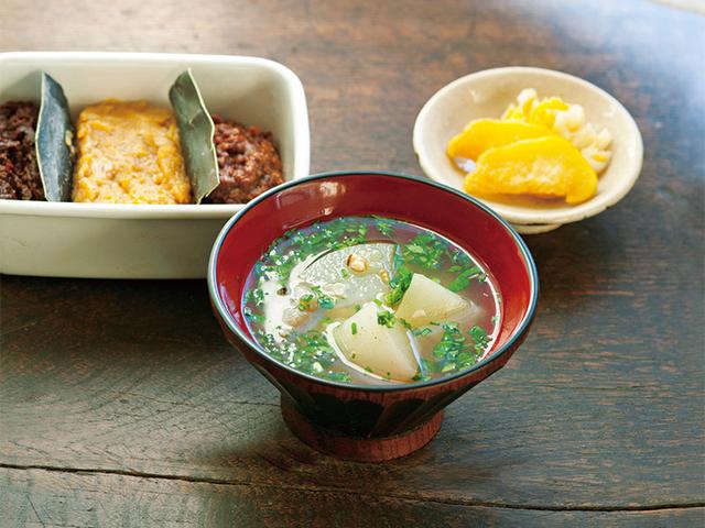画像: この日の具は、大きめに切った大根。「夏は、トマトを入れることもあるわよ」。自家製の大根と白菜の漬物も、しみじみとおいしい