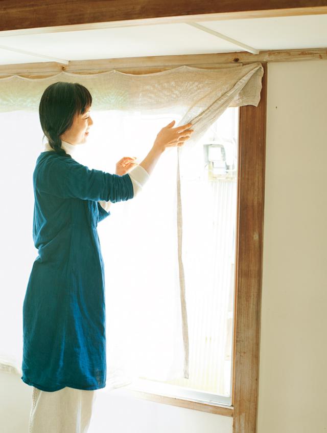 画像: 里山の家の、東向きの窓。大きく開け放つと、部屋の中が明るくなる