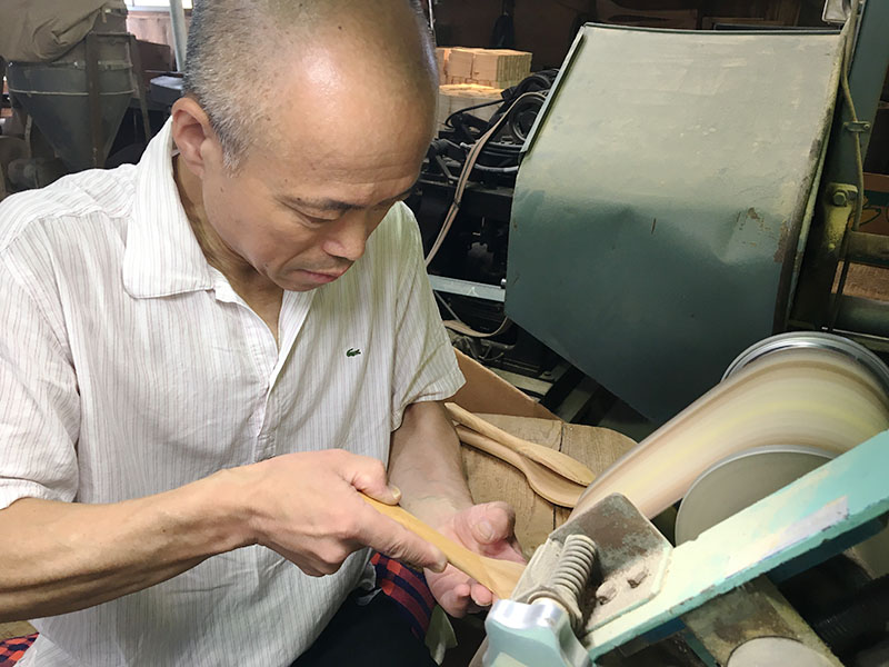 画像: 倉本杓子工場では、職人が昔ならの製法でしゃもじやへらをつくります