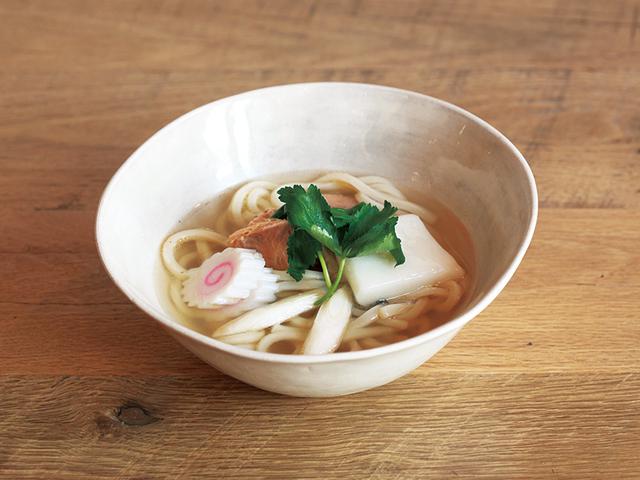 画像: 透き通っただしに、昆布とさけのうま味がたっぷり。「お餅でさけをくるんで食べてもおいしい。天然素材のおいしさを大切にしています」