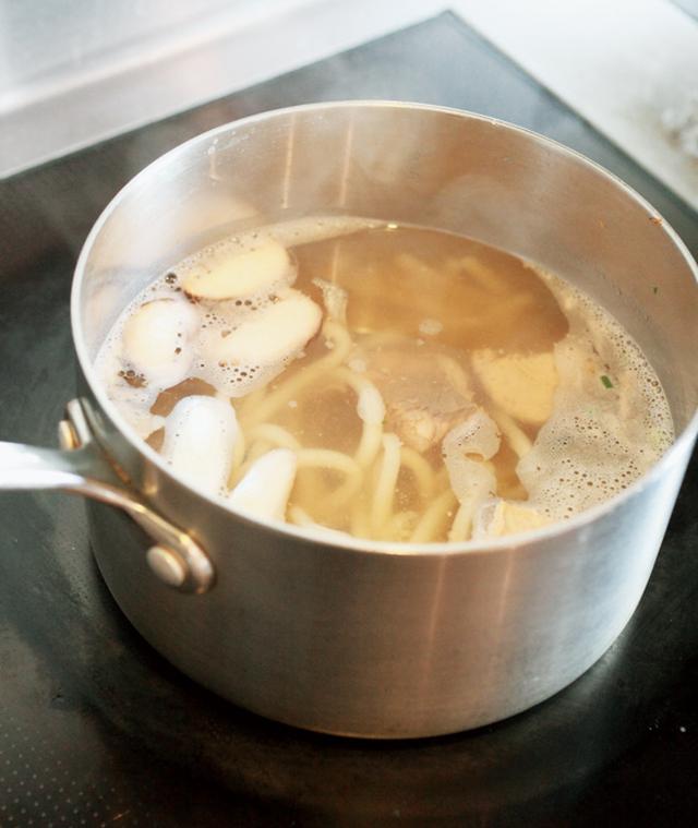 画像: スープをにごらせないコツは、さけを入れてから煮立たせないこと