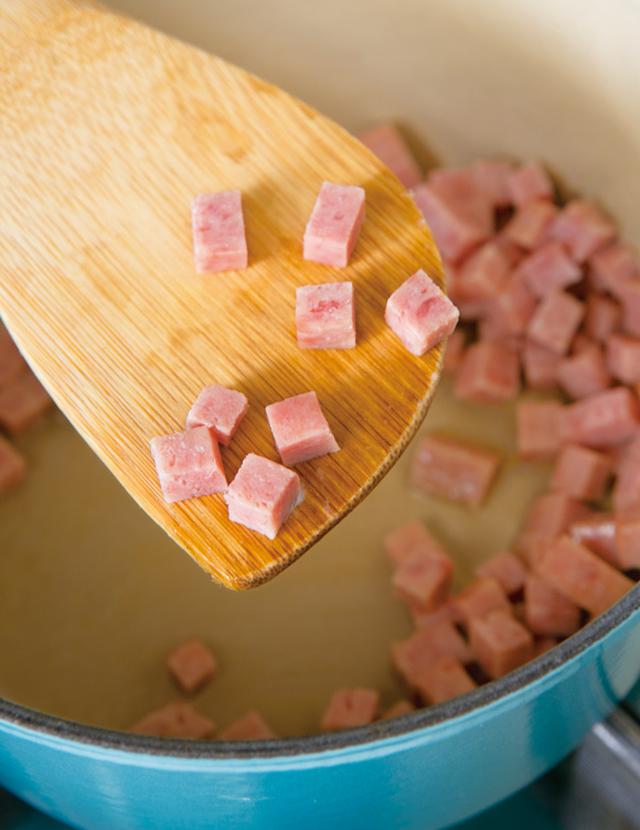 画像: スパムは、うま味が出やすいよう、小さく、5mm角に切るのがコツ
