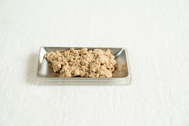 画像: お灸に使用する上質もぐさ(原料のヨモギの裏に生えた毛だけを集めたもの)