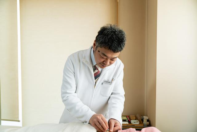 画像: 院長の瀬戸郁保(いくやす)先生。「疲れが溜まったとき、体調がいまひとつのとき、いつもお世話になっています」(大段)「私も紹介していただき、時々通っています」(井尾)