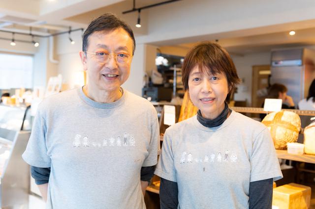画像: 店主の須藤さん夫妻。互いに感想を言いながら、新メニューを考案している