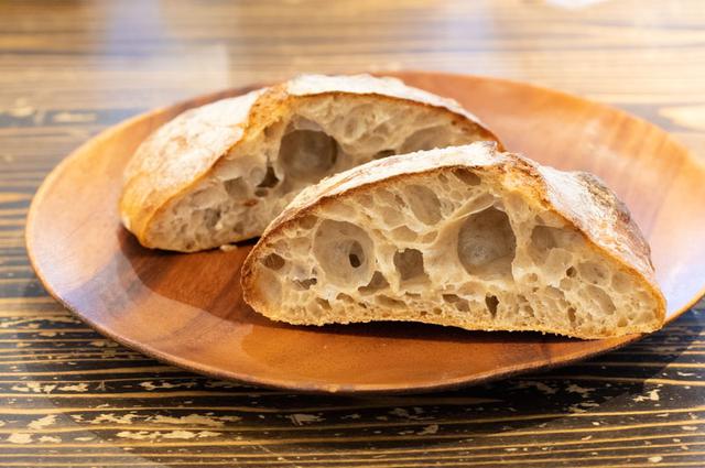 画像: 水分量の多い生地で焼き上げる「パン・ド・ロデヴ」(木曜限定)。皮はパリッ、中はしっとりもちもちで、旨味たっぷり