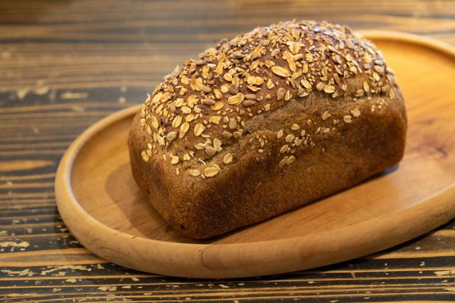 画像: 生地はしっとりしていて食べやすく、雑穀の香ばしさがアクセント