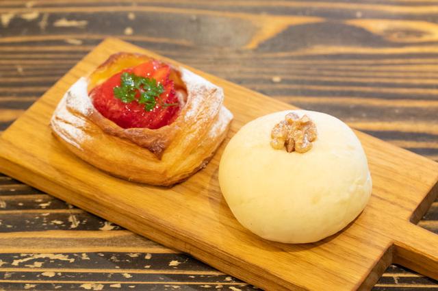画像: 「白あんぱん(右)」の生地は柔らかくてもちもち。あんこ好きならずとも、ぜひとも食べてほしい