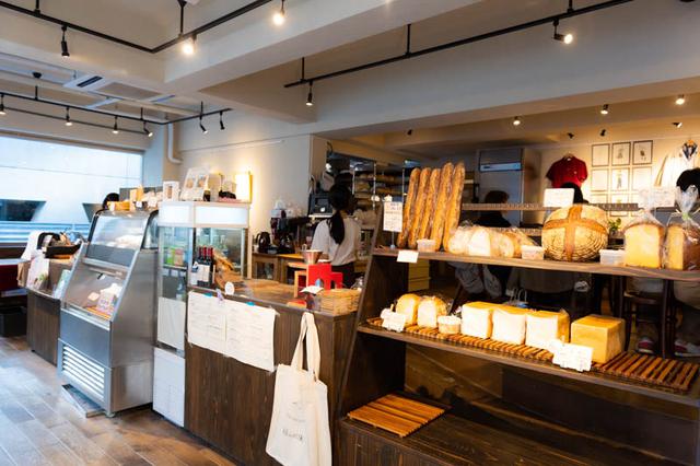 画像: 木が多く使われた温かみのある店内。森林を守りたいという想いから、自分たちで国産の木材を調達