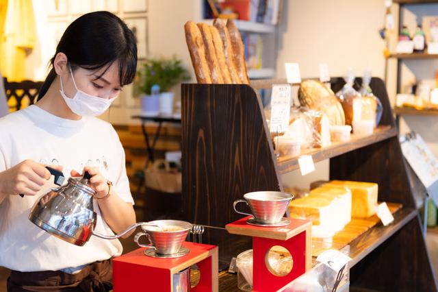 画像: ハンドドリップで丁寧に淹れるおいしいコーヒーもいただける(混み合うランチタイムを除く)