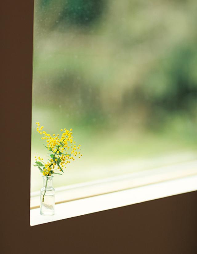 画像: 家の中には常に、さりげなく季節の草花を飾るように。花は、朝ごはんの材料も調達する、産直市場で買うことが多いとか