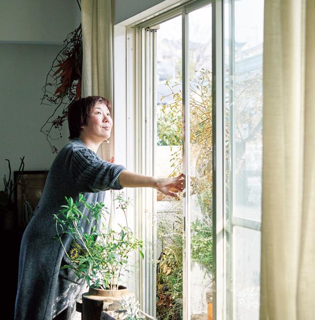 画像: 家の周囲は自然も多く、鳥の声もよく聞こえる。ベランダや室内の植物の世話をしながら耳を傾けるのが、朝の楽しみのひとつ