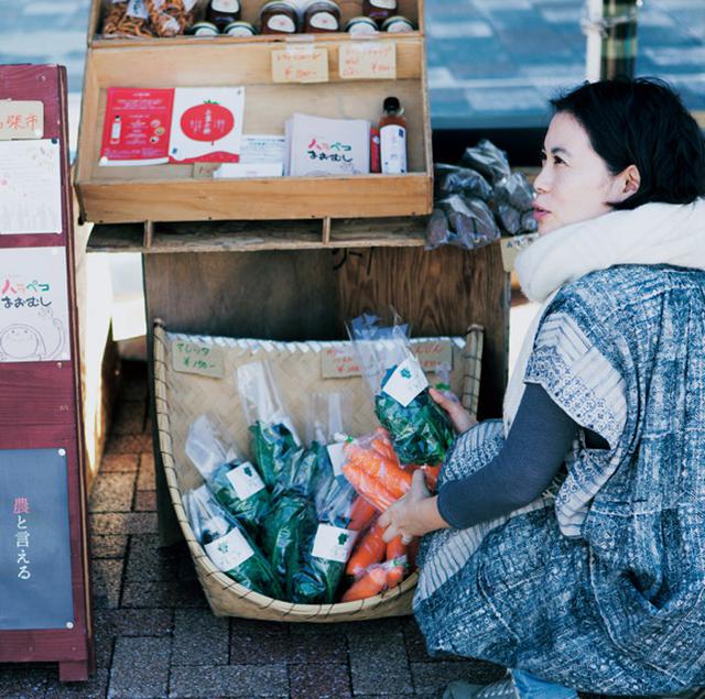 画像: 駅前広場で月1回開催される「伊賀風土 FOODマーケット」では、地元の農家や老舗が多数出店。足を運んで、物色するのが楽しみ