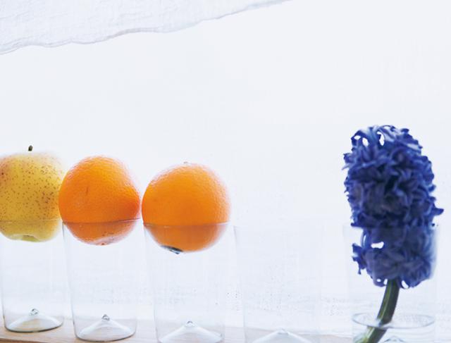 画像: キッチンには、目に入る場所に必ず果物と植物を。色のきれいな柑橘類をグラスにのせて並べるなど、置き方にもひと工夫