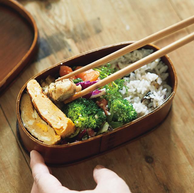 画像: お弁当づくりは朝食や夕食の準備と同時進行。「無理せずストレスなく、が、長く続けられる秘訣だと思います」