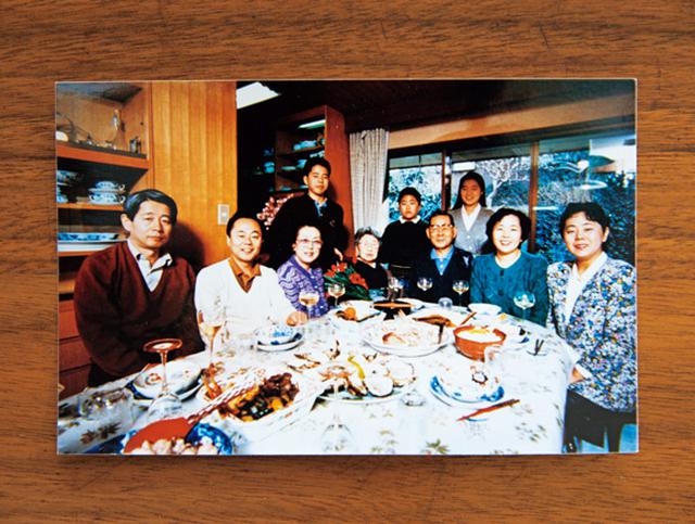 画像: 大家族の堀江家の食卓。やはり、並んでいるのは洋食。「いつも、このくらいの人数は普通でした」