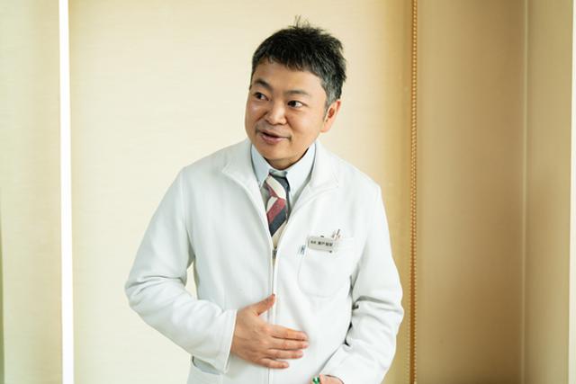 画像: 施術の際、患者さんの顔色や肌の状態もしっかりチェックされている瀬戸先生(写真)。「井尾さんは今日は唇が少し乾燥気味ですね。唇は胃腸の状態を表します。胃腸が弱っているとエネルギー不足になってしまいますよ」(瀬戸先生)きゃー!