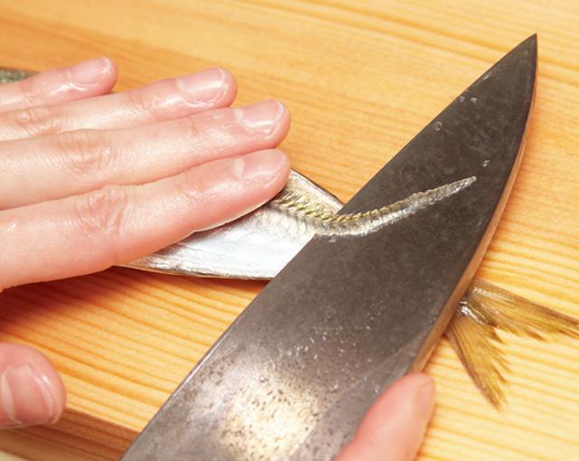画像: ぜいごは硬いうろこ。尾側から包丁を入れ、上下に動かして、そぎ取る