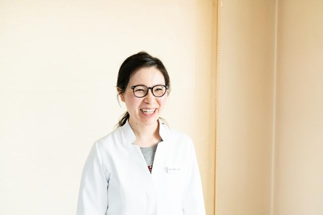 画像: 源保堂鍼灸院の「薬膳部」を担当する瀬戸佳子先生。国際中医薬膳師の資格をお持ちで、からだの状態や季節に応じた食材のアドバイスをされています。